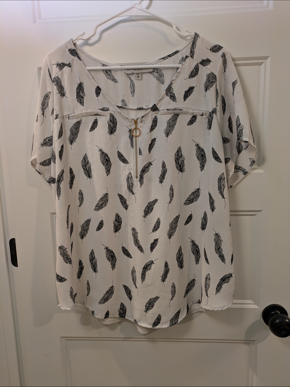 🔴 3/$15 Tempted Hearts White Feather-Print Zip Front Blouse